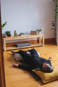 savasana, posture de détente débutant yoga