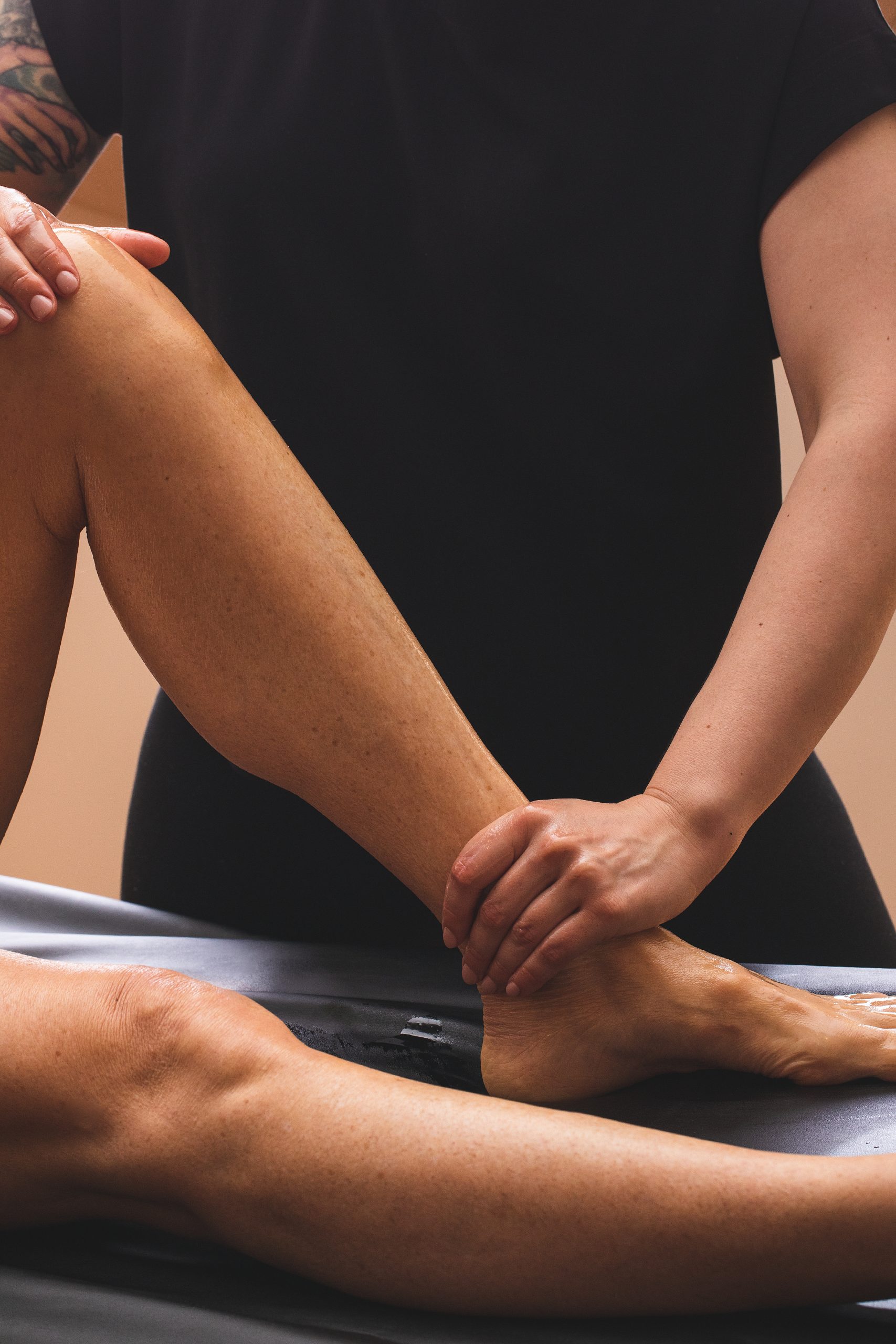 Massage de drainage lymphatique appliqué sur les jambes, avec mouvements doux et précis pour favoriser la circulation et réduire la rétention d’eau.